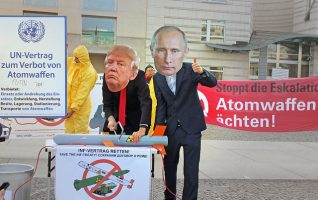 Straßentheater: Rettet den INF-Vertrag! Foto: Foto: Regine Ratke für ICAN Germany, Berlin, 10. Novembr 2018 (CC BY-NC-SA 2.0)